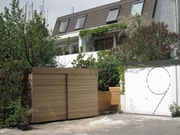 Gartenschrank mit Muellhaus und Gartentor